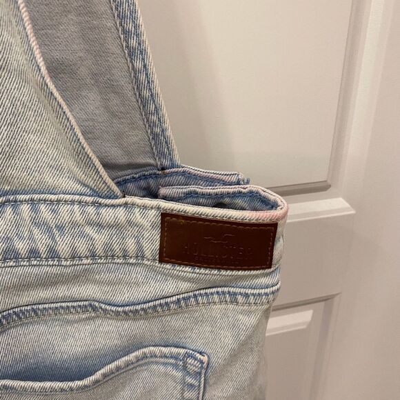 Hollister Women's Distressed Boyfriend Denim Short Overall. Light Blue. Medium - Picture 10 of 14